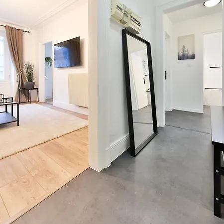 Moderne Et Spacieux, Pres Du Centre De *