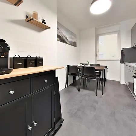 Moderne Et Spacieux, Pres Du Centre De *